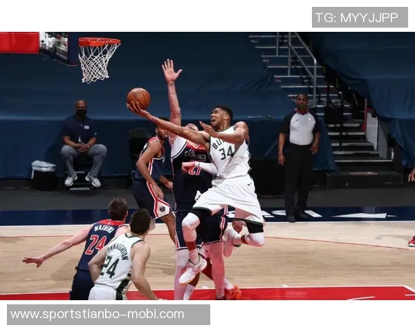 老队友重聚温情时刻哈兰德与南野拓实亲切拥抱寒暄 老队友重聚温情时刻哈兰德与南野拓实亲切拥抱寒暄